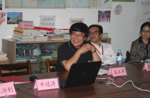 (齐鲁工业大学外国语学院高玉军教授主持会议)