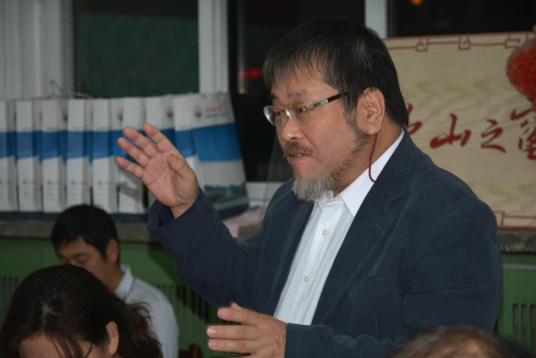 (交窗协力员兼山东师范大学外国语学院日语系外教薮下敦朗老师发言)